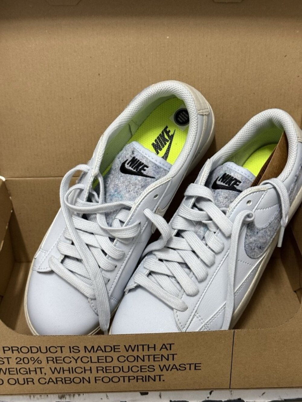 Nike Women’s White Blazer Low SE Size 7